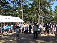 2013年 津田石清水神社 秋季例大祭 出店の賑わいの写真