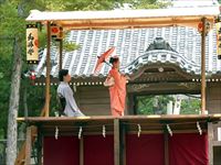 2017年 津田石清水神社 秋季例大祭 奉納舞 絵日傘の写真